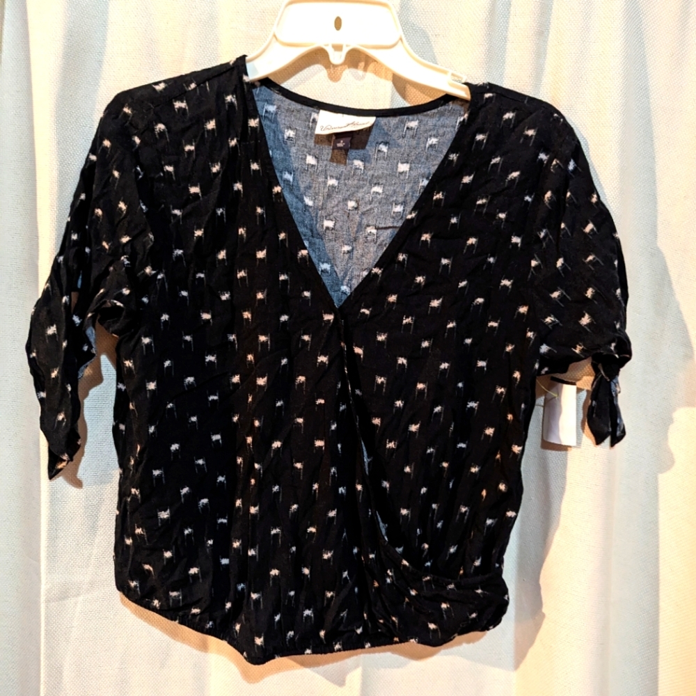 💥4/$20 NEW Top with cute extras! Small